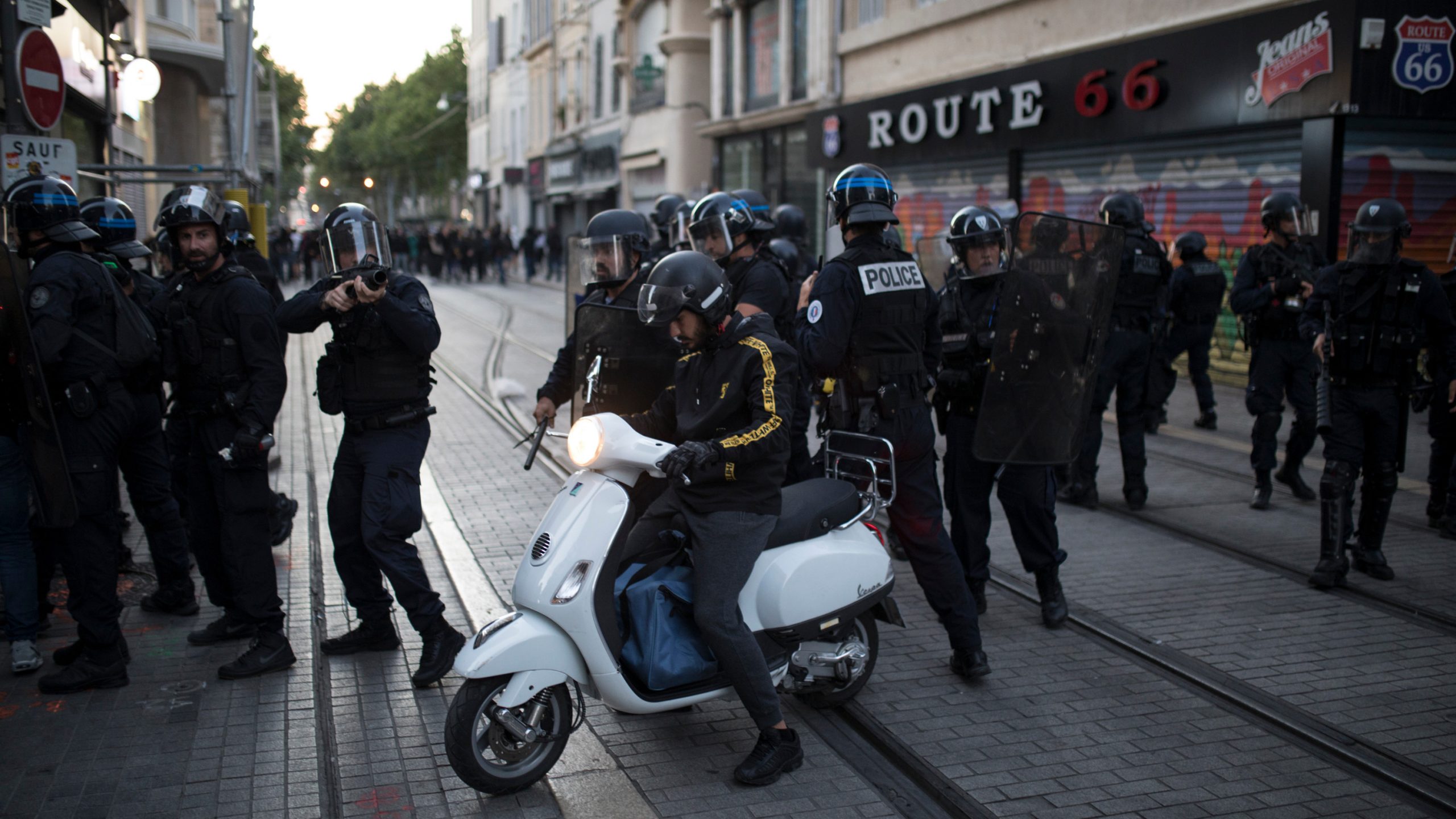Novi noćni protesti policajaca u Parizu 1
