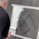 Aktivisti Inicijative Ne davimo Beograd prekrečili su danas grafite mržnje na Voždovcu 1