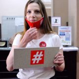 Aktivisti „1 od 5 miliona“ Gašiću poklonili keramičku pločicu (VIDEO) 5