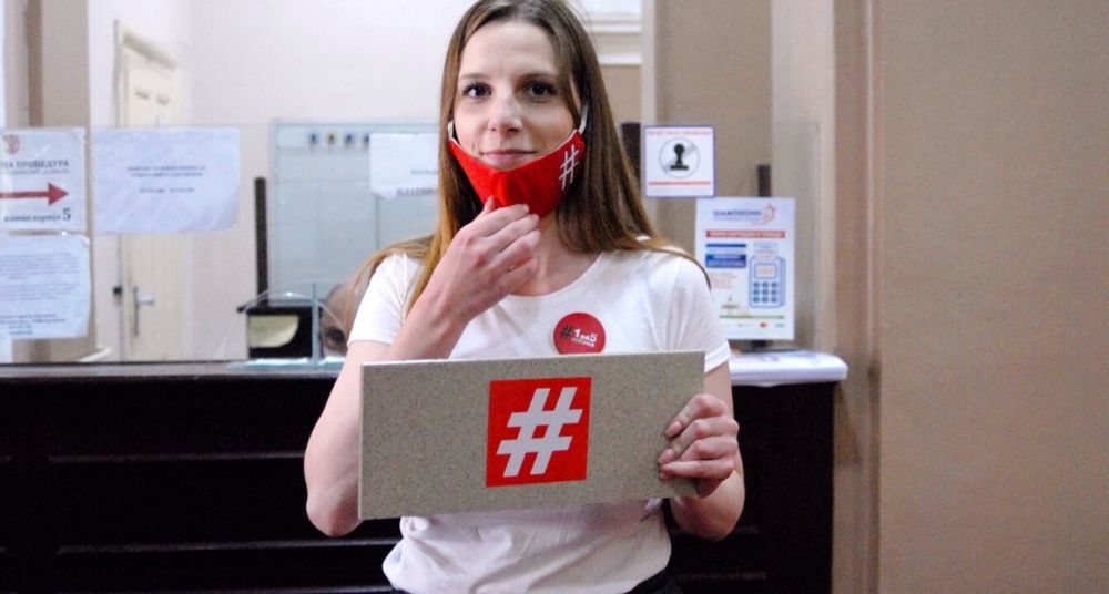 Aktivisti „1 od 5 miliona“ Gašiću poklonili keramičku pločicu (VIDEO) 1