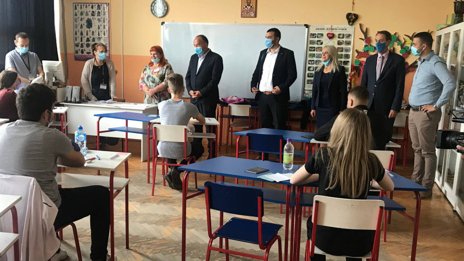 Ministar Šarčević poželeo sreću učenicima koji danas polažu malu maturu 1