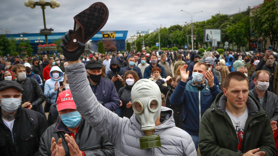 Sukobi beloruske policije i demonstranata posle zatvaranja birališta (VIDEO) 1
