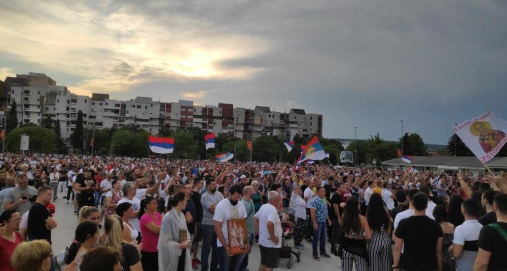 Zbog usvajanja Zakona o slobodi veroispovesti protest ispred hrama u Podgorici (VIDEO) 2