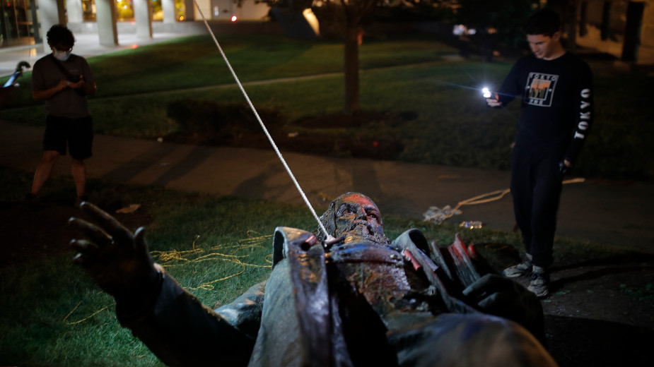 Srušen spomenik konfederalnom generalu u Vašingtonu, Tramp osudio događaj 1