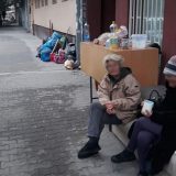 Zbog dugovanja za račune noć provele na ulici 15