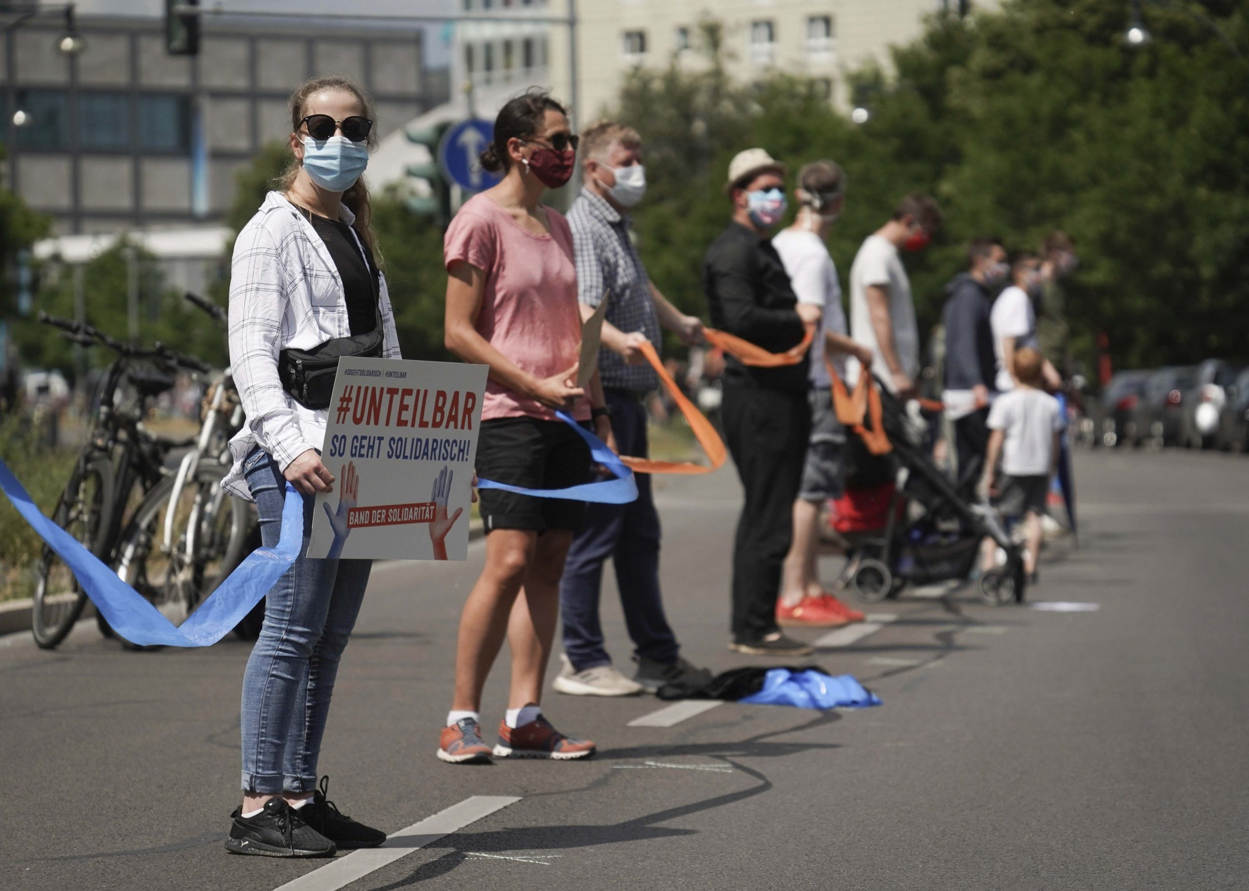 Berlin: Hiljade ljudi formiralo ljudski lanac od devet kilometara protiv rasizma 1