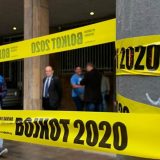 Aktivisti Ne davimo Beograd opasali stubove ispred RIK-a trakom Bojkot 2020 (VIDEO) 1