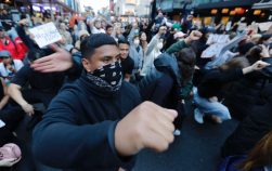 Protesti Amerika Rastu tenzije u SAD, Tramp sklonjen u podzemni bunker (FOTO) 12