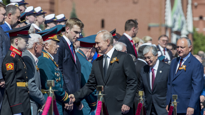 I Andrej Vučić do Putina na paradi 1