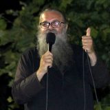 Ko je raščinjeni monah poznat po ometanju novinara na protestima: Više puta hapšen, organizovao preko 1.500 protesta 1