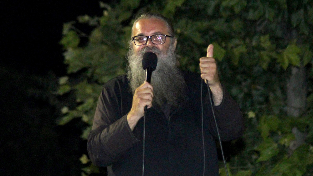 Ko je raščinjeni monah poznat po ometanju novinara na protestima: Više puta hapšen, organizovao preko 1.500 protesta 1