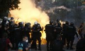 Policija rasterala demonstrante suzavcima i oklopnim vozilima iz centra Beograda (VIDEO, FOTO) 22
