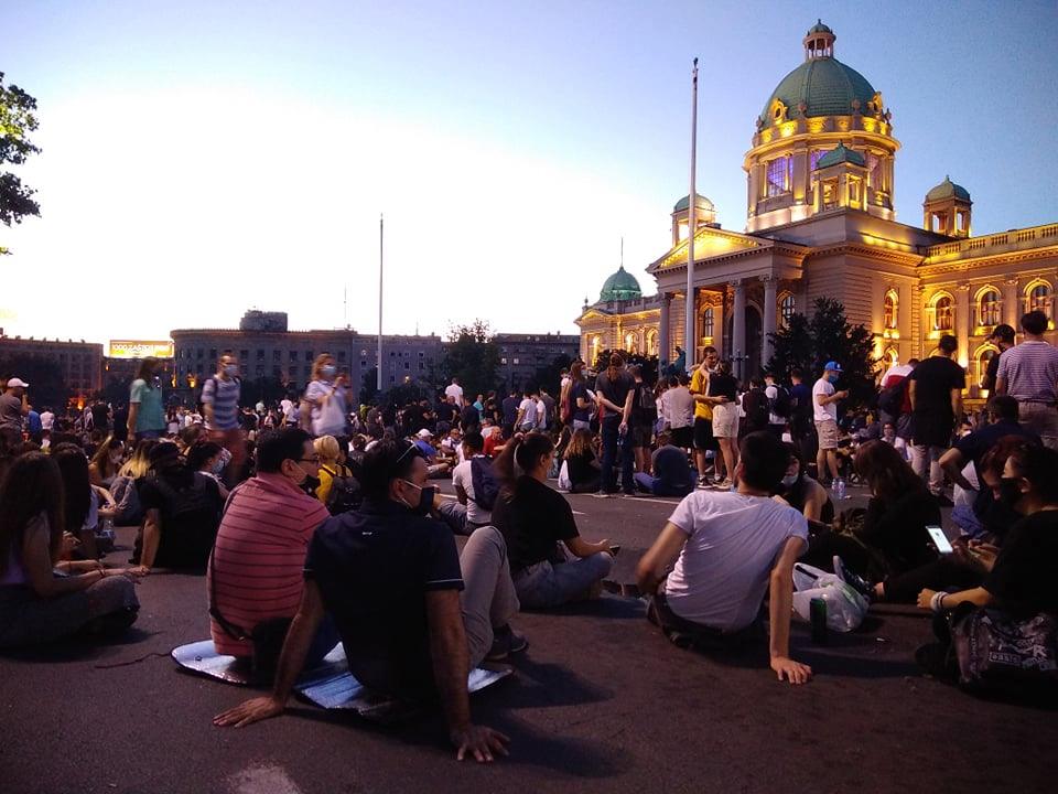 Treće veče protesta prošlo bez većih incidenata (FOTO, VIDEO) 7