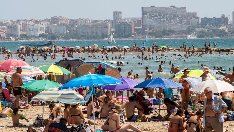 El Postiguet beach crowded due to high temperatures.