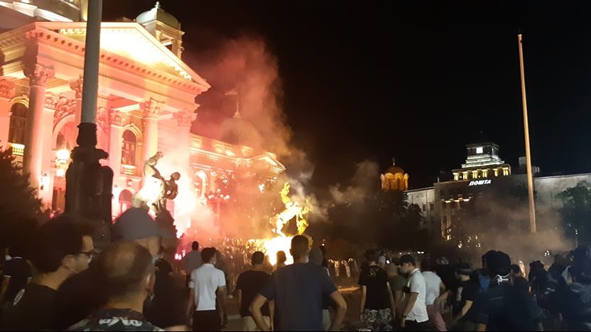 UNS: Snimatelj TV Pink lakše povređen tokom protesta u Beogradu 1