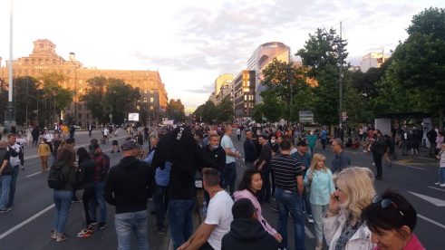 Šesti protest u Beogradu bez incidenata, uz učešće oko 1.000 ljudi (FOTO/VIDEO) 37