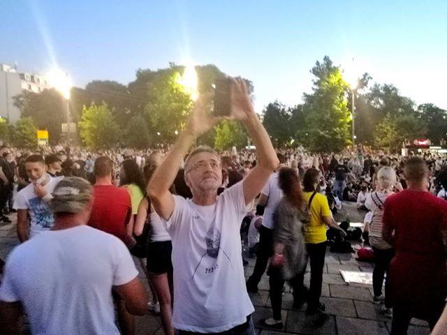 Treće veče protesta prošlo bez većih incidenata (FOTO, VIDEO) 6