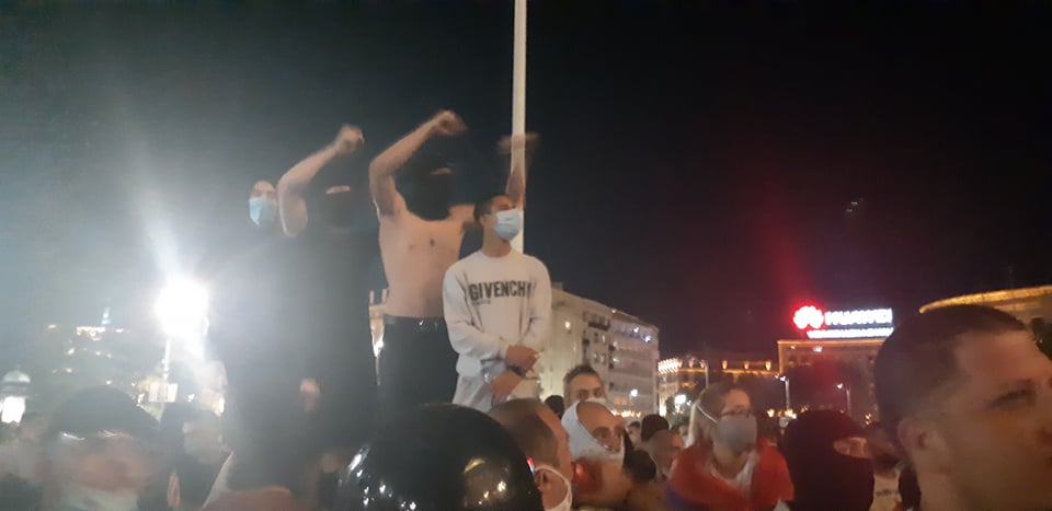 Četvrto veče protesta ponovo obeležili incidenti (FOTO, VIDEO) 6