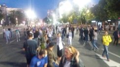 Protest 8. dan, Protest osmi dan, Nekoliko stotina građana pred Skupštinom na osmom protestu (FOTO) 5