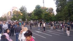 Šesti protest u Beogradu bez incidenata, uz učešće oko 1.000 ljudi (FOTO/VIDEO) 32