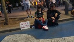 Šesti protest u Beogradu bez incidenata, uz učešće oko 1.000 ljudi (FOTO/VIDEO) 36