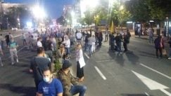 Nekoliko stotina građana pred Skupštinom na osmom protestu (FOTO) 6