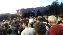 Protest 8. dan, Protest osmi dan, Saša Radulović Nekoliko stotina građana pred Skupštinom na osmom protestu (FOTO) 2