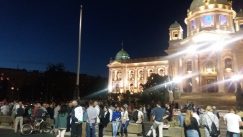 Nekoliko stotina građana pred Skupštinom na osmom protestu (FOTO) 8