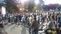 Protest 8. dan, Protest osmi dan, Nekoliko stotina građana pred Skupštinom na osmom protestu (FOTO) 4