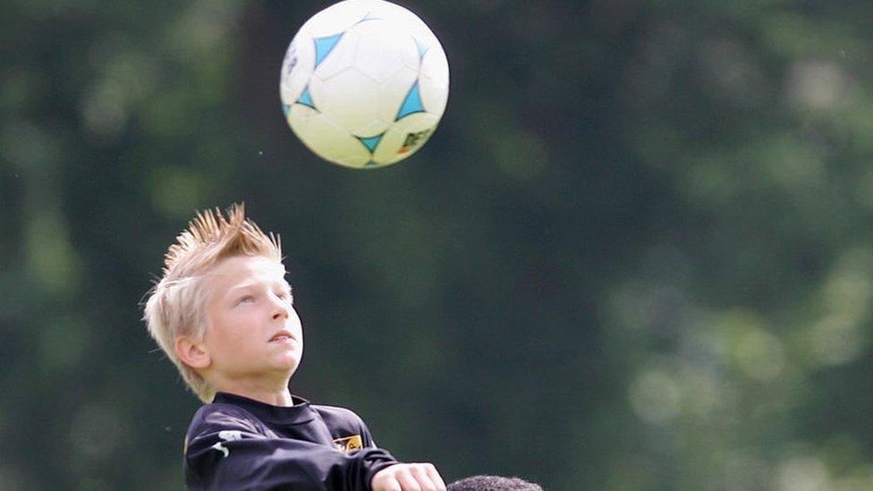 Fudbal i pravila: Odluka koja bi zauvek mogla da promeni najpopularniji sport 1 boy heading football