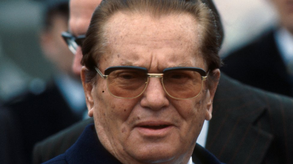 Milovan Đilas: „Crnogorac, Srbin i Jugosloven koji po značaju daleko prevazilazi jugoslovenske okvire" 8 Određeni pojedinici skloni teorijama zavere veruju da Tito uopšte nije sahranjen u „Kući cveća"