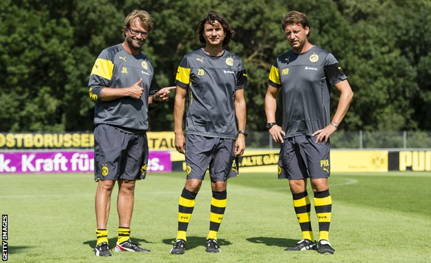 Klop sa asistentima Željkom Buvačem (sredina) i Peterom Kravicom (desno) u Dortmundu