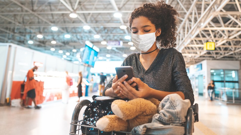 Korona virus: Više od 13 miliona zaraženih u svetu, U Srbiji još 12 preminulih, rast obolelih u regionu 2 A girl looking at her phone in the airport (stock image)