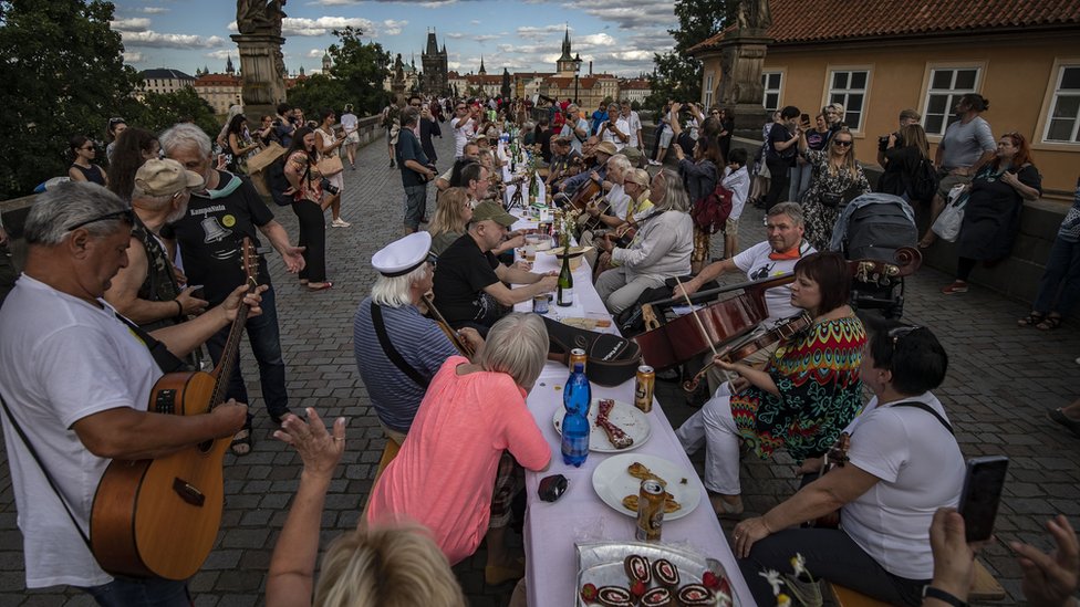 Građani slušaju muziku uživo tokom žurke na Karlovom mostu