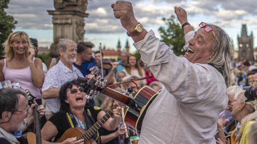 Muzički nastup na Karlovom mostu tokom oproštajne žurke