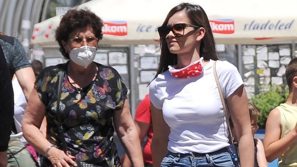 Korona virus: Još 302 slučaja zaraze u Srbiji, Grčka opet zatvara granice, SZO zaključila - hidroksihlorokin ima male efekte 3 U centru Niša maske se nose, uglavnom