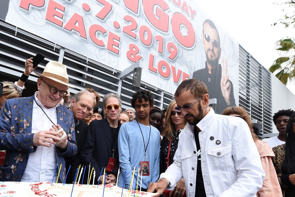 Ringo Star napunio 80 godina, pravi onlajn svirku: „I dalje širimo mir i ljubav" 2 Ringo Starr Peace and Love party