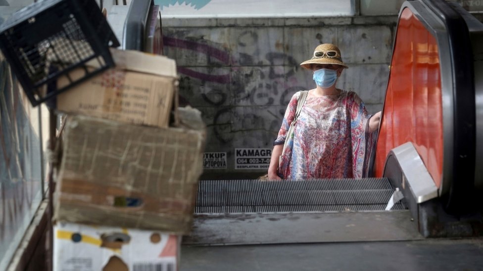 Korona virus: U Srbiji preminulo još osam pacijenata, vanredna situacija u više od 30 gradova i opština, skoro 15 miliona slučajeva u svetu 2 A woman in a face mask on an escalator in Belgrade