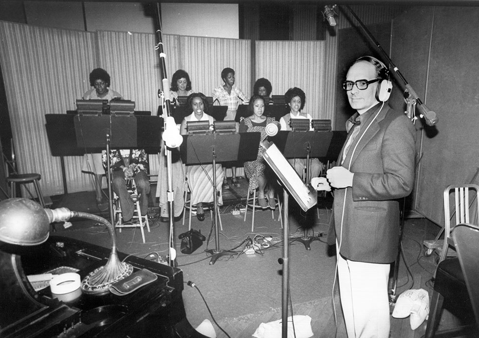 Zbogom, Maestro: Uz koje melodije su se ljudi iz Srbije oprostili od Morikonea 2 Morricone with singers in a recording studio