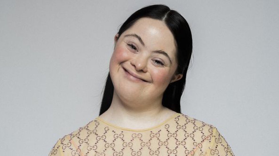 Slika Eli Goldstin u Gučijevoj haljini optočenoj biserima i nakitom kako se smeška