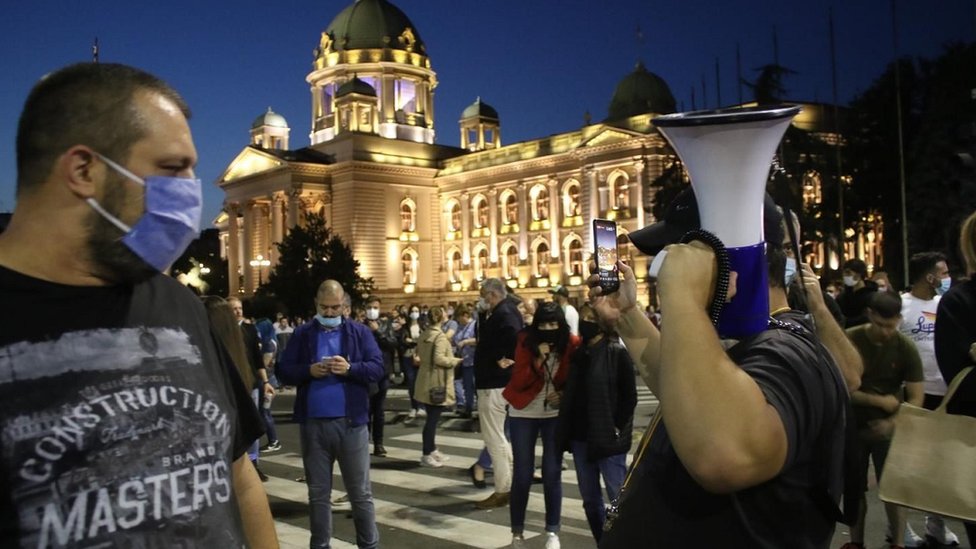 Predsednik Srbije Aleksandar Vučić je najavio da će policijski čas važiti od petka do ponedeljka