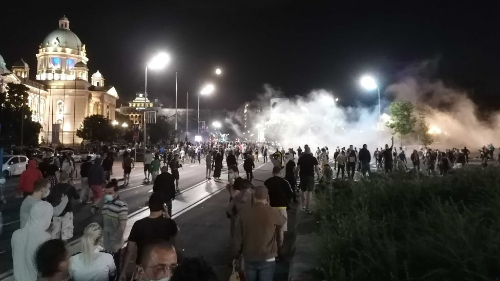 Protesti, suzavac, kamenice i konjica u Beogradu: Više od 60 povređenih, najmanje 23 privedenih, policija oko skupštine 3 Ispred Skupštine Srbije okupilo se više hiljada ljudi