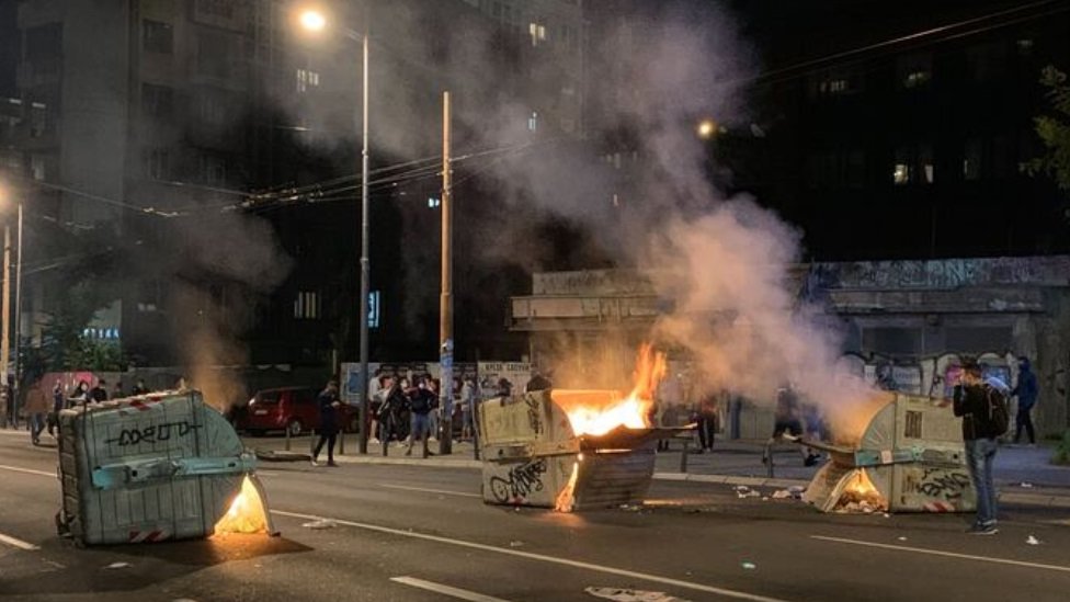 Protesti, suzavac, kamenice i konjica u Beogradu: Više od 60 povređenih, najmanje 23 privedenih, policija oko skupštine 4 Zapaljeni kontejneri ispred zgrade Radio-televizije Srbije