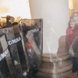 Protesti, suzavac, kamenice i konjica u Beogradu: Više od 60 povređenih, najmanje 23 privedenih, policija oko skupštine 7
