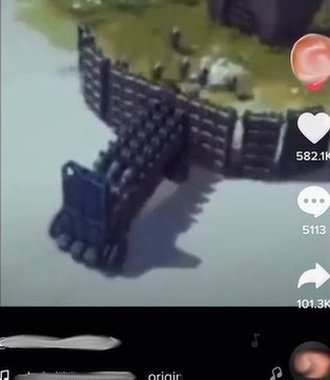 Algoritam TikTok-a preporučivao antisemitski mim sa logorom smrti 2 Screenshot of scorpion robot killing people