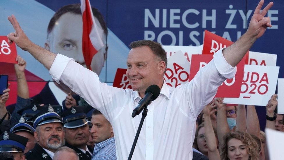 Poljski predsednik Duda podiđe ruke u vazduh tokom kampanje u julu 2020