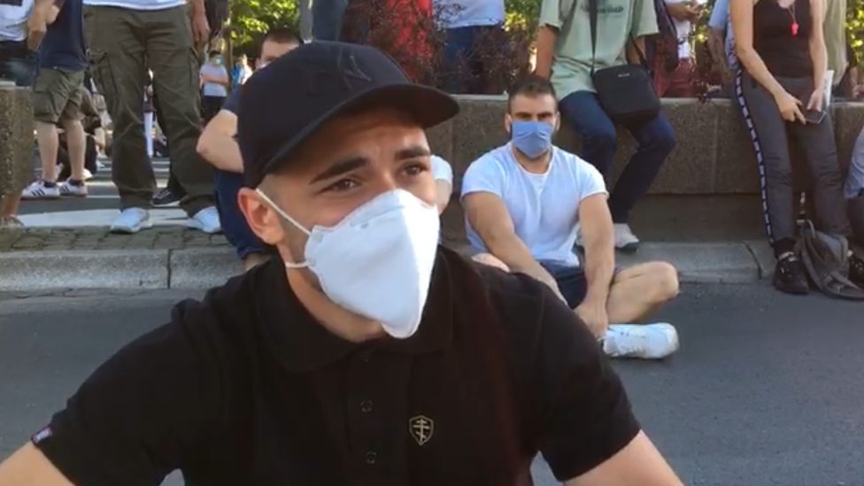Protesti u Beogradu: „Nije ovo zbog novih mera - to je kap koja je prelila čašu, ali ne može da se živi ovako" 6 Demonstrant