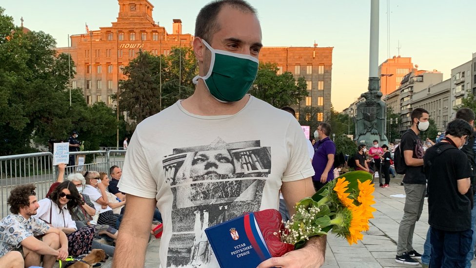 Protesti u Beogradu: „Nije ovo zbog novih mera - to je kap koja je prelila čašu, ali ne može da se živi ovako" 2 Cveće i ustav