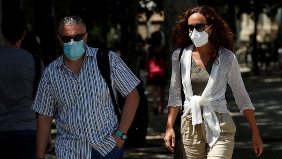 Korona virus: U Srbiji epidemiološka situacija nestabilna, lideri EU postigli dogovor o paketu pomoći 1 People wearing masks in Catalonia