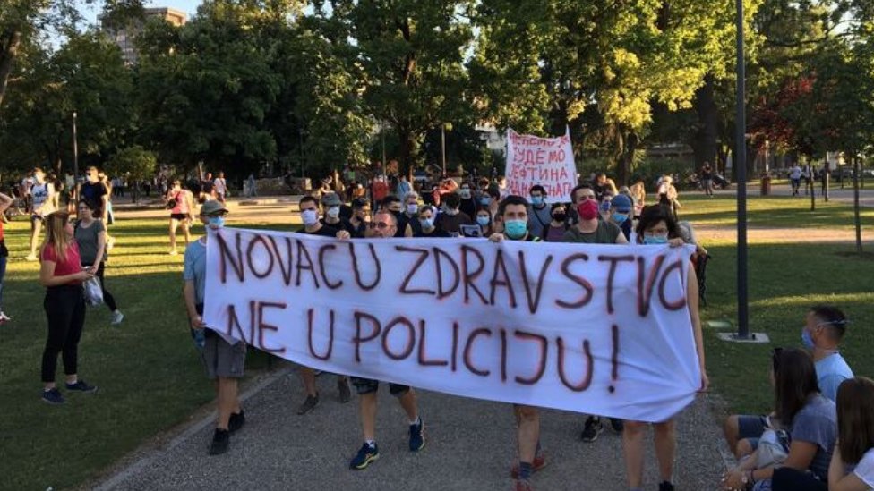 Protesti u Srbiji: Okupljanja nastavljena i peti dan uz manji broj ljudi 4 Tokom prva dva dana proteste su obeležili brojni sukobi policije i demonstranata, a u četvrtak je sve proteklo manje više mirno, uz nekoliko manjih incidenata
